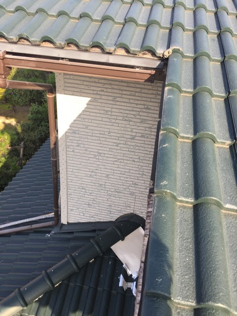 昔ながらのセメント瓦がガタガタに崩れてズレ、隙間ができている状態