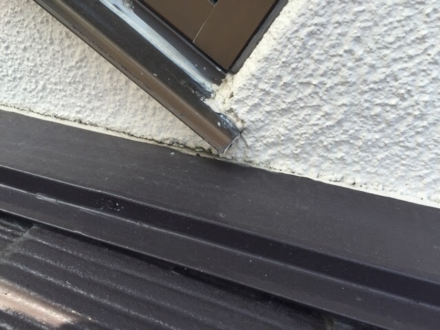 外壁と屋根の境目にある雨押え板金のシーリング劣化と隙間