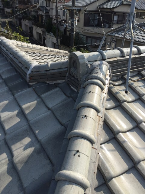 京田辺市で棟瓦を固定する漆喰（白い詰め物）が劣化し剥がれ落ちている状況