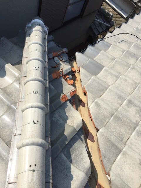 京田辺市で激しくサビて腐食している屋根の溝の金属（谷板金）と周囲の割れた瓦