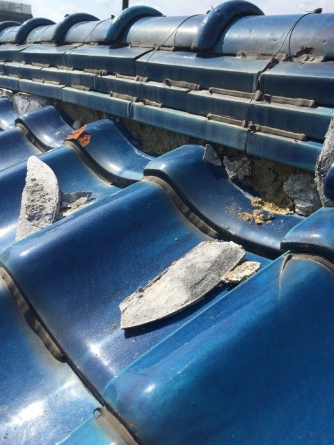  京都市南区の屋根調査。平瓦の上に剥がれ落ちた漆喰の大きな塊