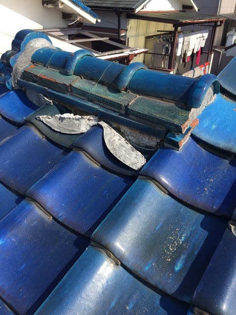 京都市南区の屋根調査。漆喰が剥がれ、内部の茶色い葺き土が露出している様子