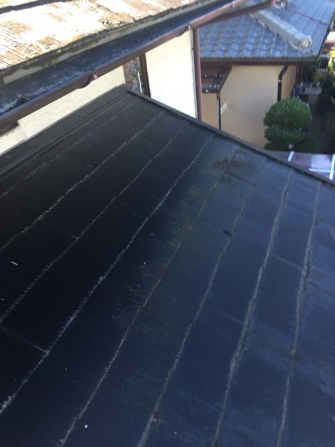  京都市伏見区の屋根調査 色褪せとコケが発生したカラーベストの劣化状況