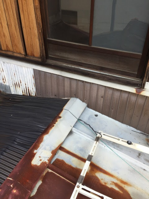 木製サッシとトタン外壁の隙間から雨水侵入のリスクがある城陽市の住宅