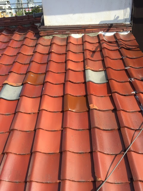 木津川市で廃盤の塩焼き瓦にグレーや茶色の瓦が差し替えられている様子