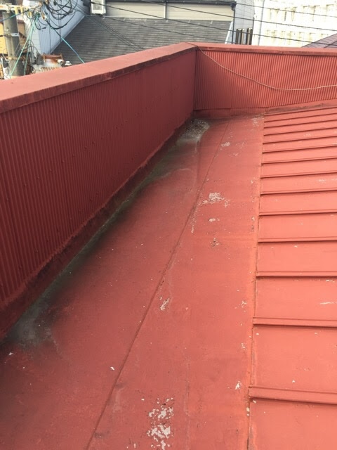 木津川市の屋根調査。水はけが悪く滞水しているパラペット内側の谷部分