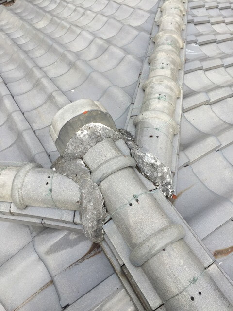 長岡京市の屋根調査、過去の不適切なシーリング・セメント補修による劣化