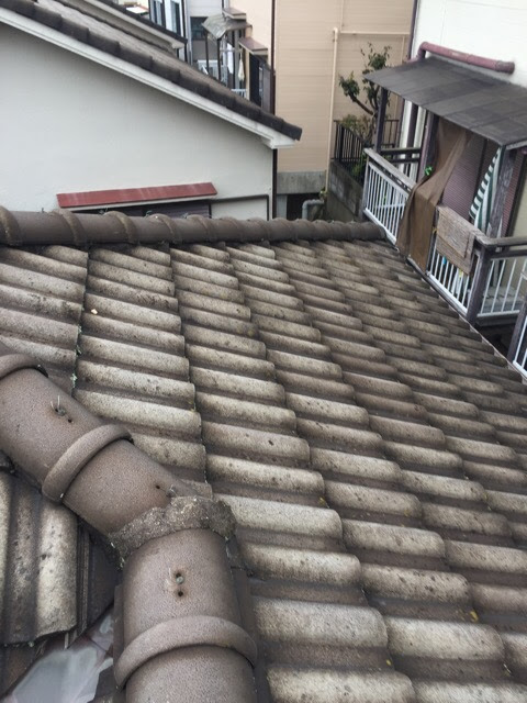 京田辺市での屋根無料点検の様子。全体的に色褪せたモニエル瓦（セメント瓦）の屋根。