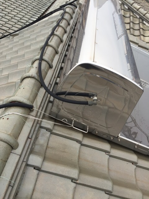 京都市南区の屋根の上に残された使われていない太陽熱温水器（朝日ソーラー）と配管