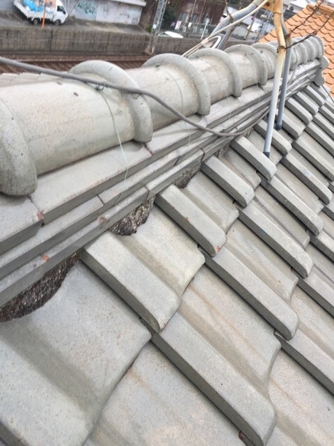  京都市南区の屋根のてっぺん（棟）部分から漆喰が広範囲に剥がれ落ちている状態