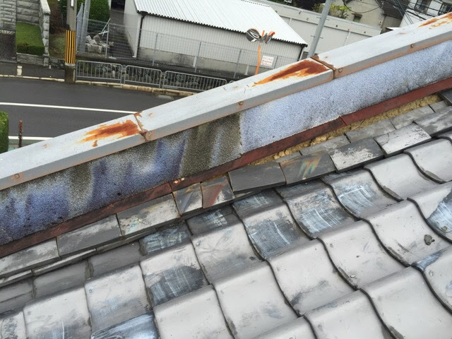 京田辺市で発生した瓦のズレと脱落による葺き土の露出状況