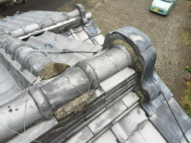 京田辺市の屋根で確認された銅線の破断と鬼瓦周辺の劣化
