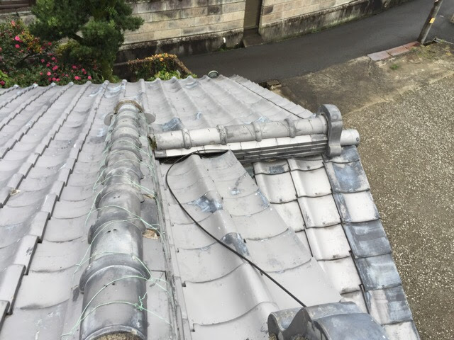 京田辺市で棟取り直し工事（屋根頂部の積み直し）が必要な瓦のズレ状況