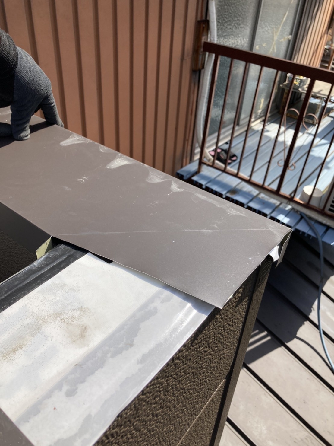 ベランダ笠木の取り付け工事