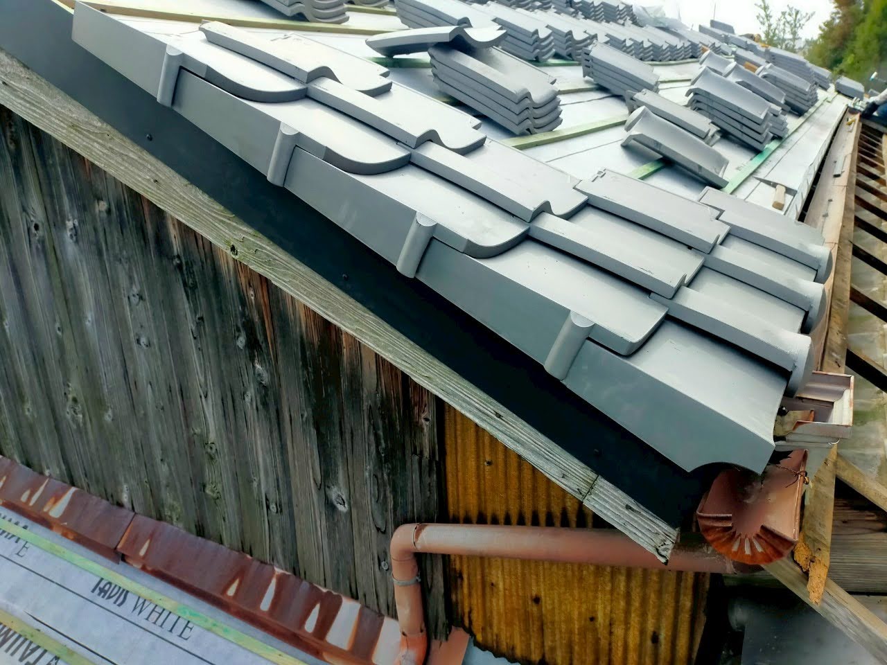 いぶし瓦に葺き替え