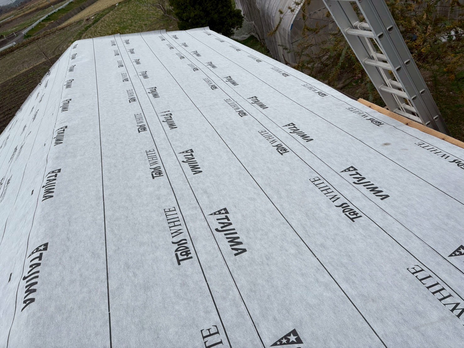 納屋の防水シート敷設