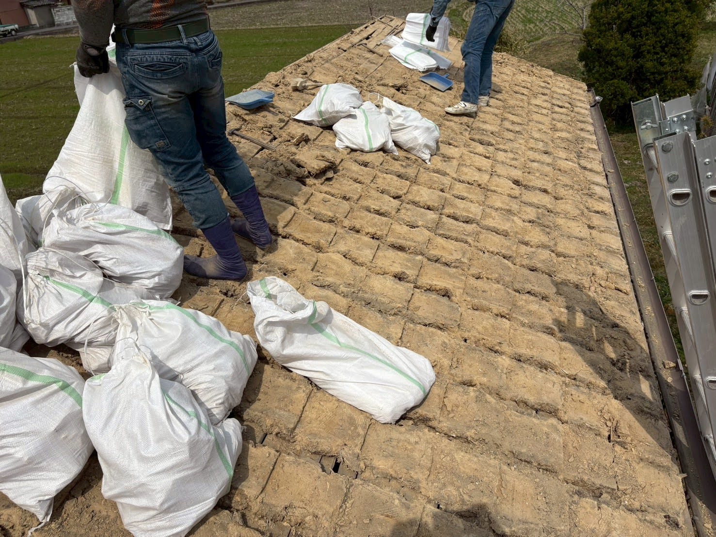 葺き土の撤去作業