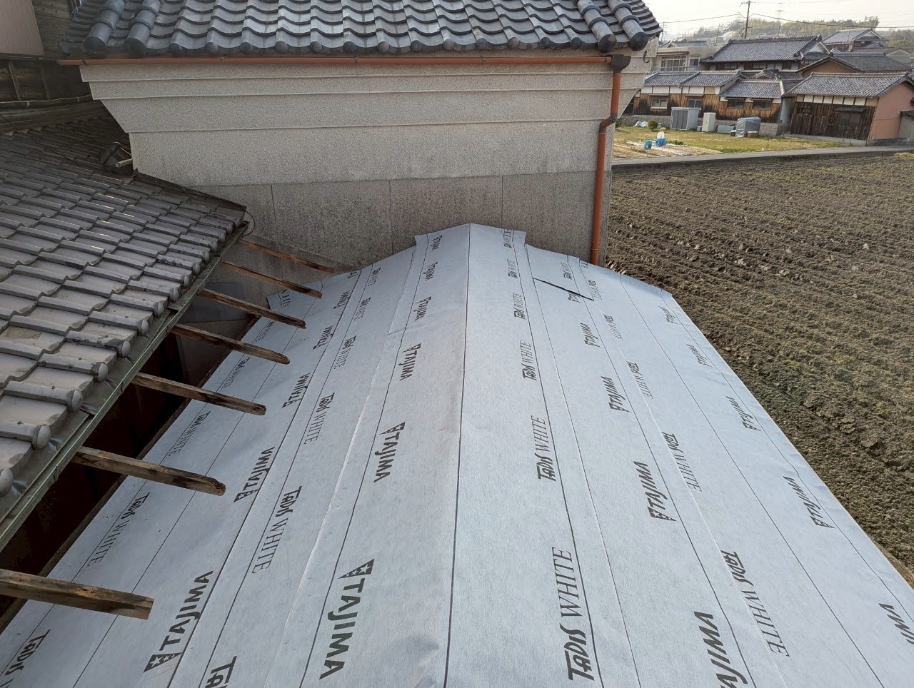 防水シートで野地板を覆いました