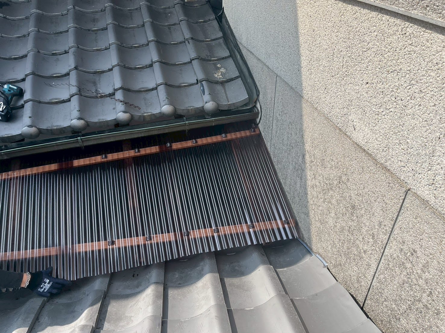 新しい波板に張り替え