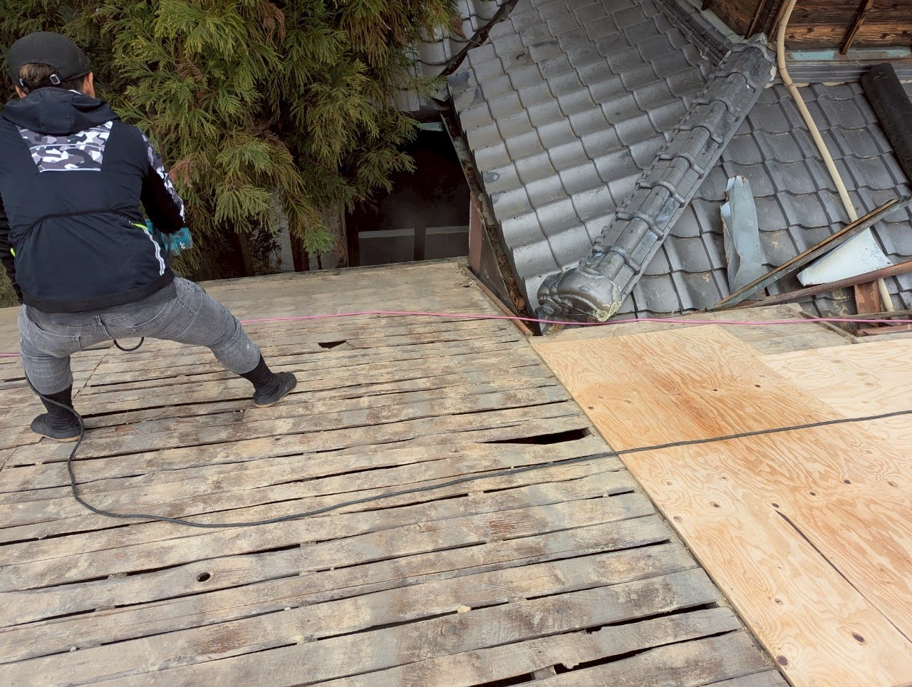 いぶし瓦の下地のバラ板