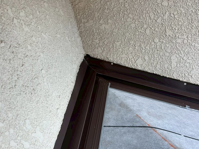 壁入隅の水切板金の納まり