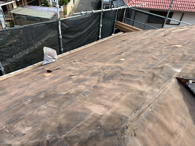 乾式の瓦を撤去