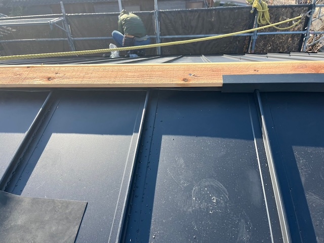 棟板金の下地となる貫板