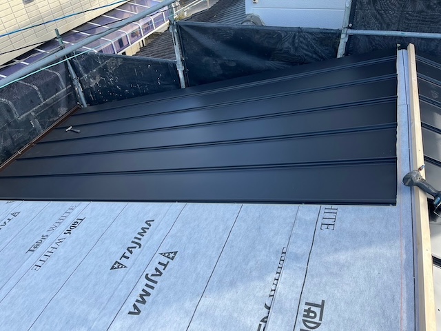 屋根カバー工事施工の様子