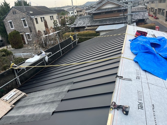 新規屋根材設置中の様子