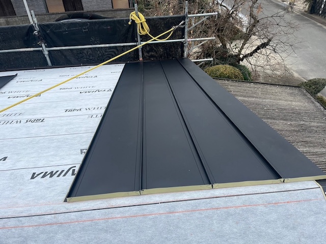 カバー工事で屋根材を設置