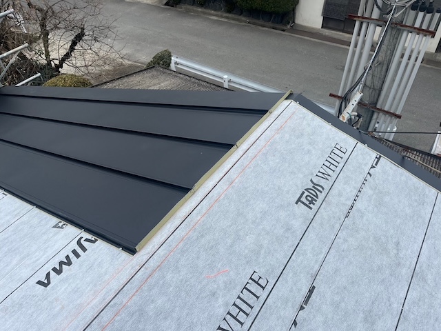 立平葺きでの屋根材設置