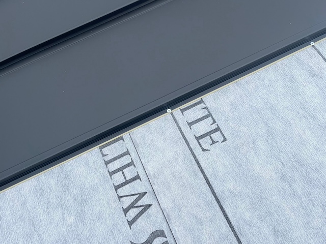 屋根カバー工事で新規屋根材の設置