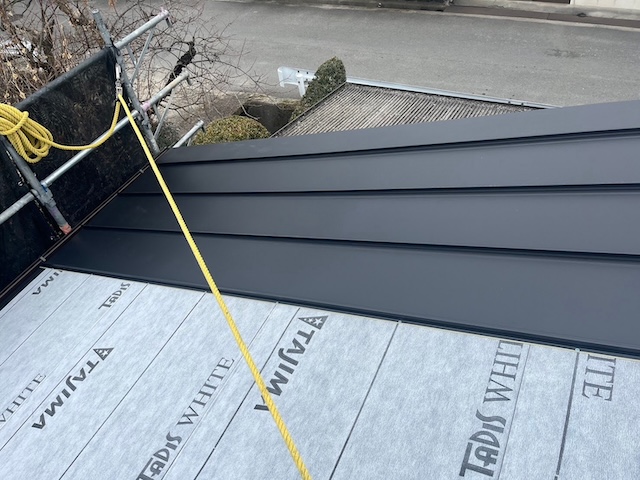 新規屋根材の設置