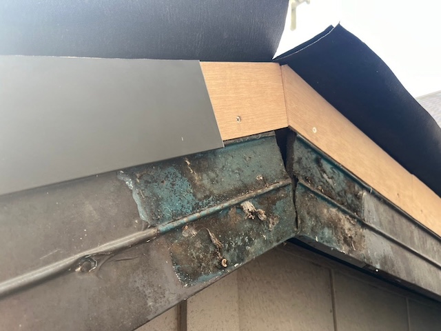 経年劣化した破風板