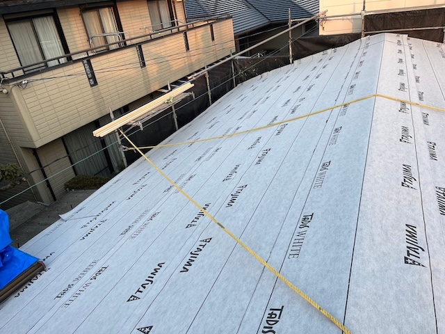 防水シートを設置した屋根