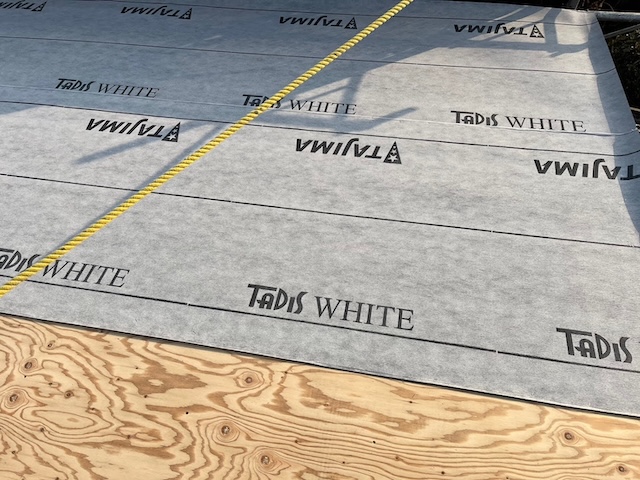 防水シートを施工している屋根