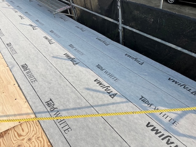 防水シート施工中の様子