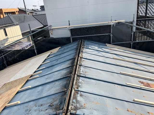 野地板を設置中