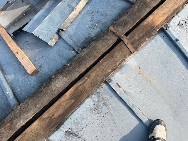 垂木を設置中の既存屋根