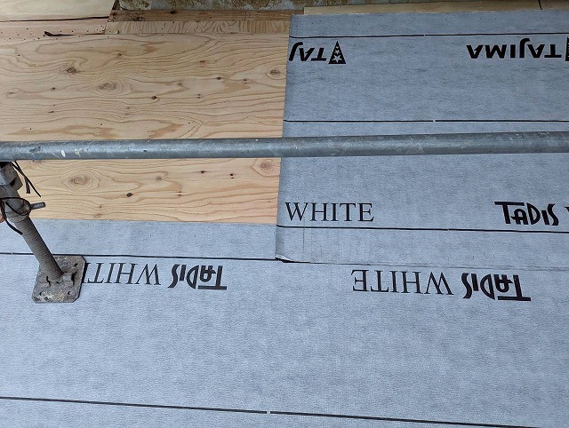 瓦葺き替え前の防水シート施工