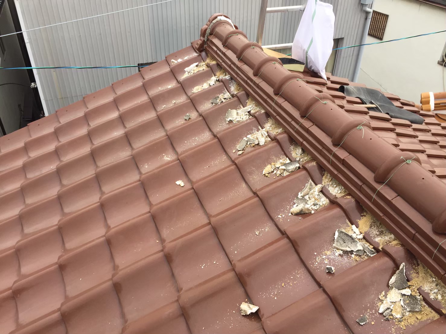 漆喰詰め直しとラバーロック工法