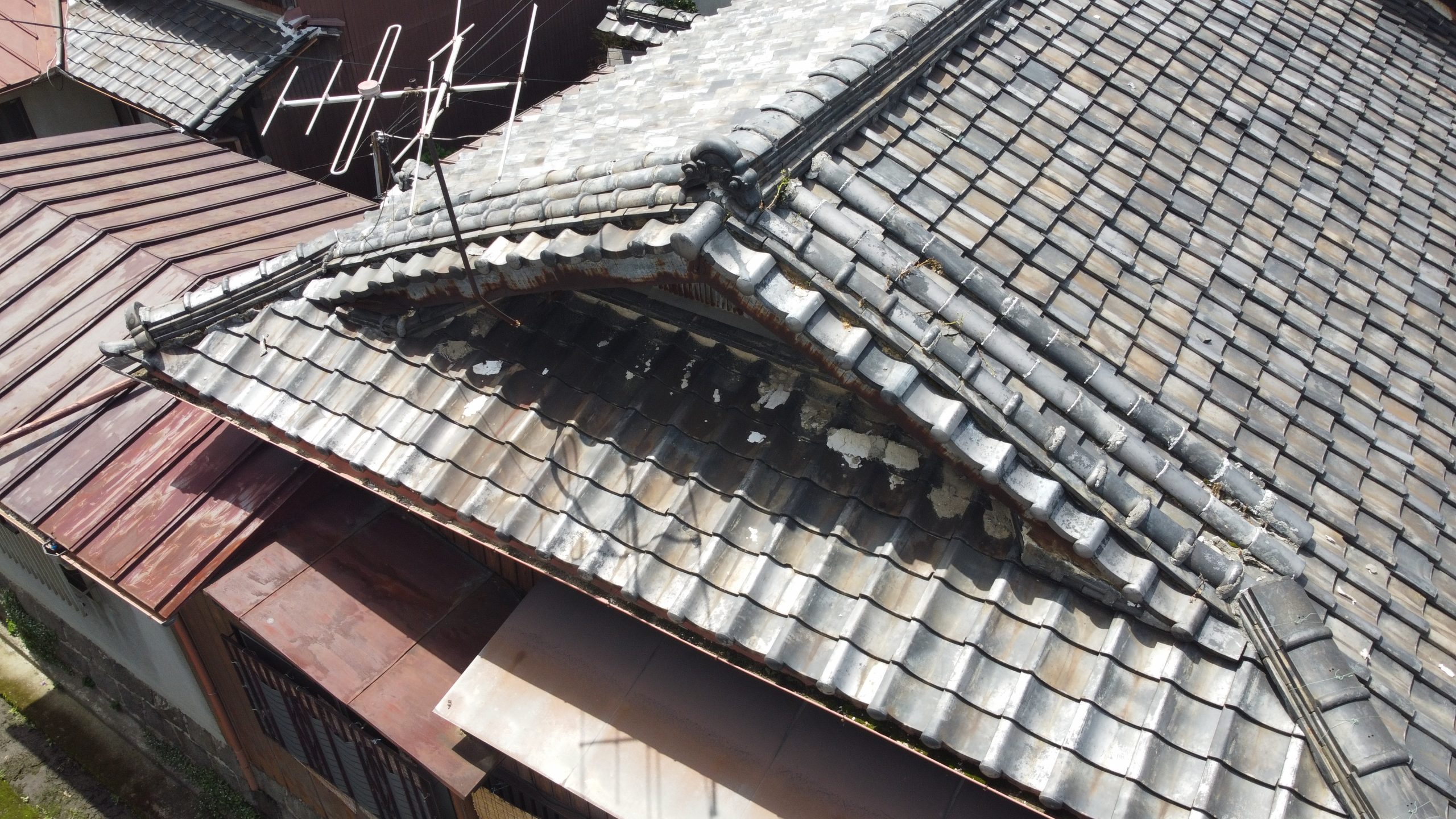 妻下部分にはしっくいの破損あり