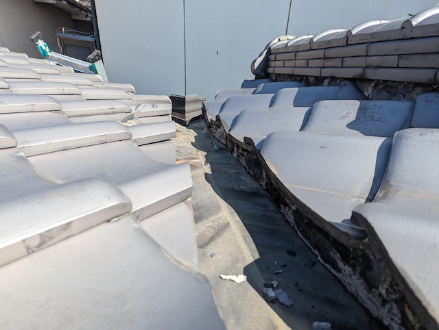 谷のしっくいの剥がれ