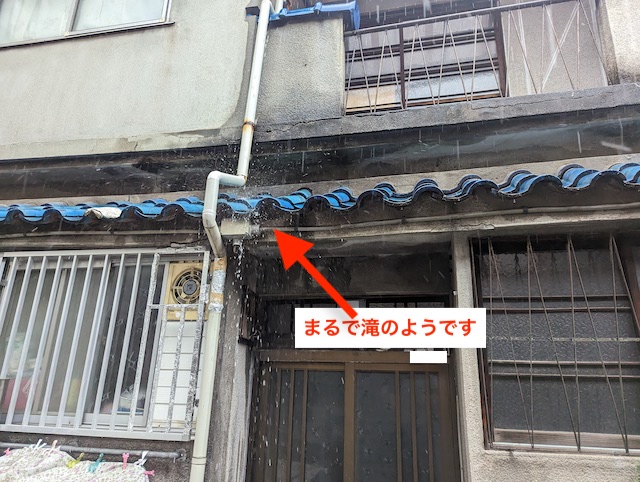 まるで滝行のよう