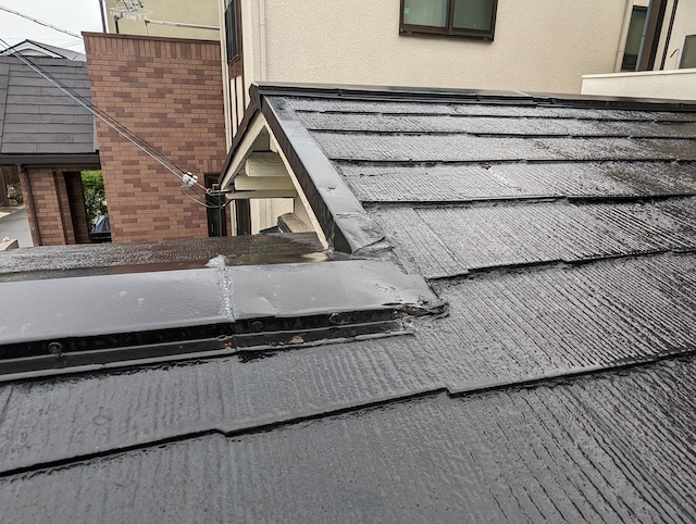 室内が雨漏りしている屋根部分