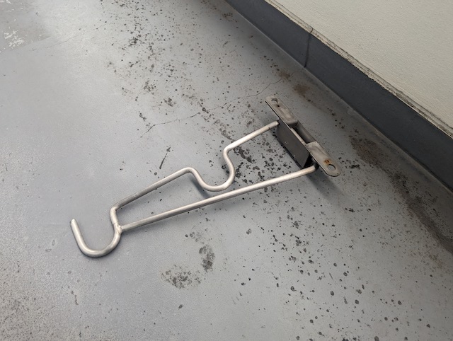外れてしまった物干し金物