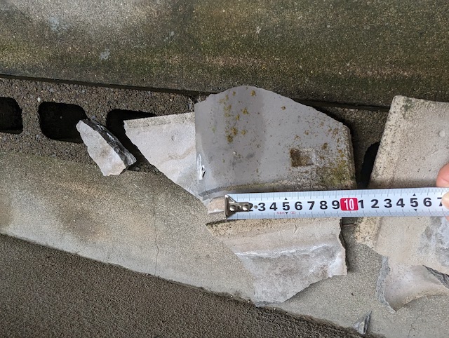 落下して破損した瓦