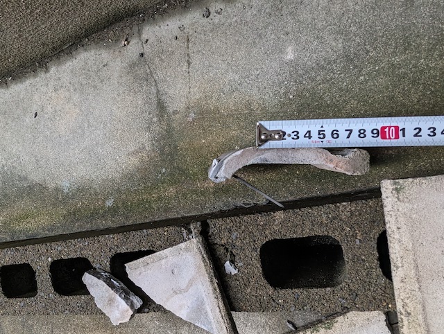 落下して破損した瓦