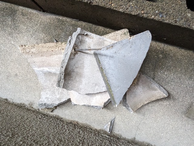 破損した瓦