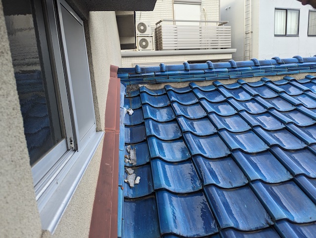 しっくいが剥がれている